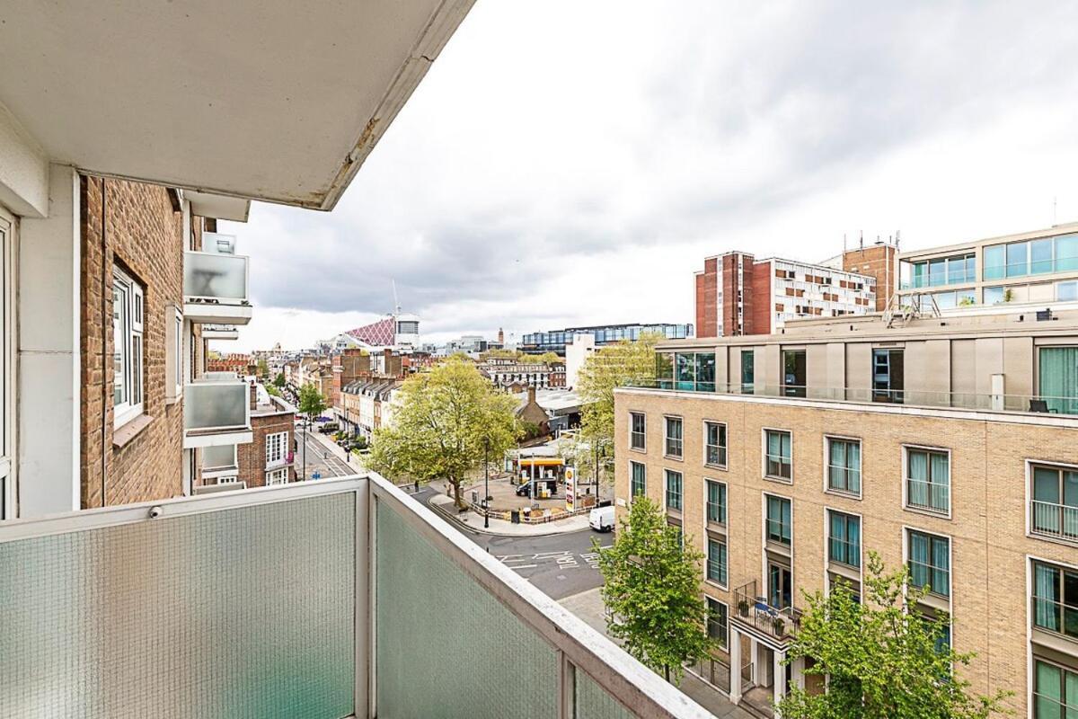 Modern Apartment With Balcony London Exterior photo