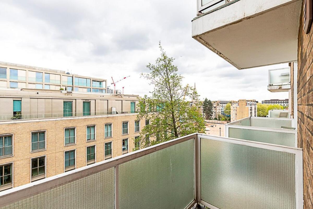 Modern Apartment With Balcony London Exterior photo